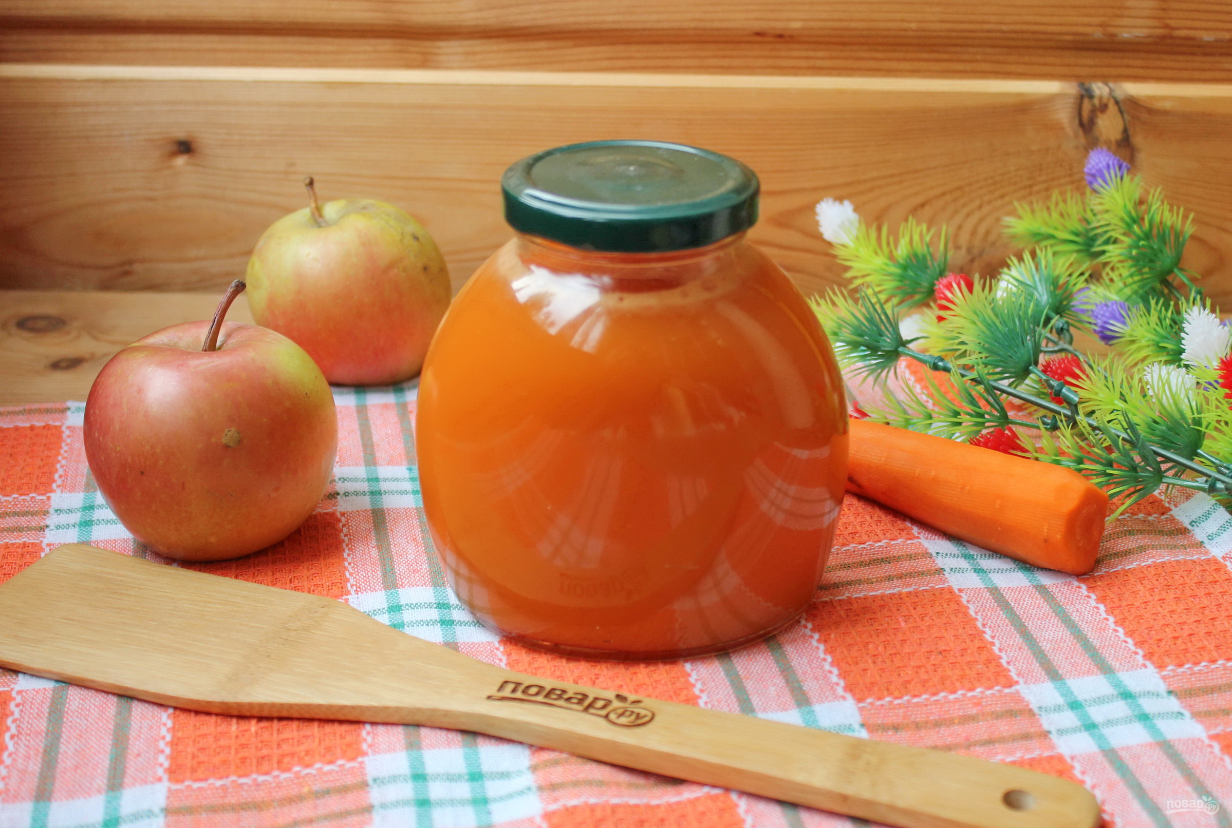 Морковный на зиму. Сок из тыквы моркови и яблока. Морковно яблочный сок. Яблочный сок на зиму. Яблочно тыквенно морковный сок на зиму.