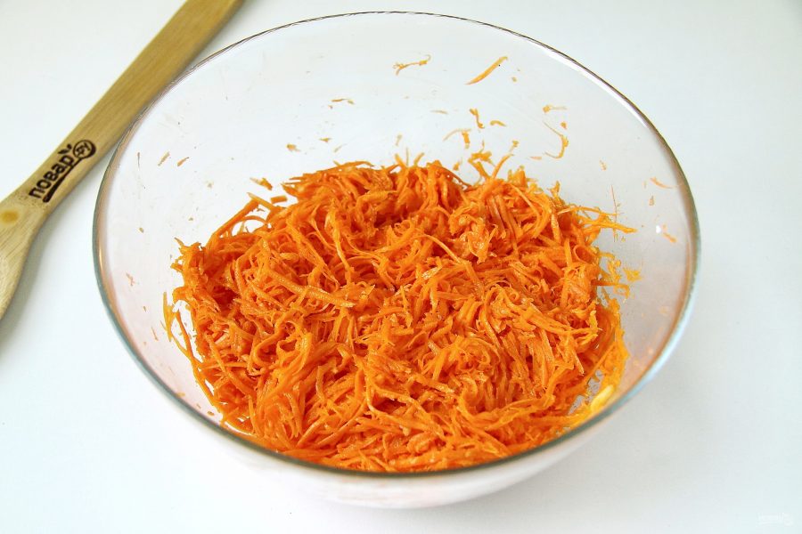 Мясо по корейски рецепт с морковью. Корейская морковь с мясом. Морковка по корейски с мясом. 50 Грамм корейской моркови. Корейская морковь со спаржей.