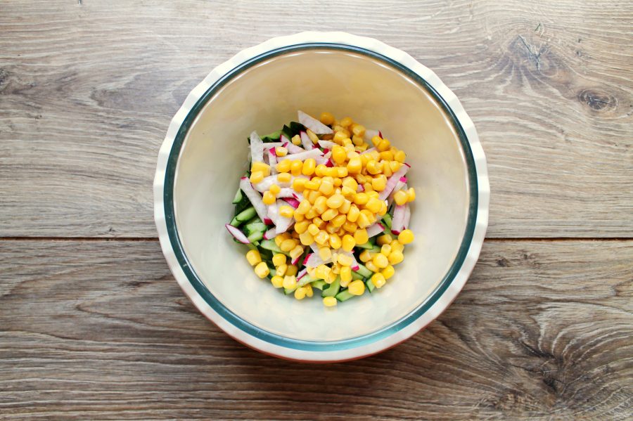 Постный салат с кукурузой