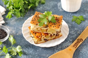 Пирог с маринованными грибами и картофелем