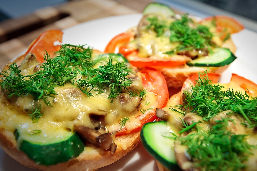 Бутерброды с картошкой и колбасой жареные на сковороде рецепт с фото