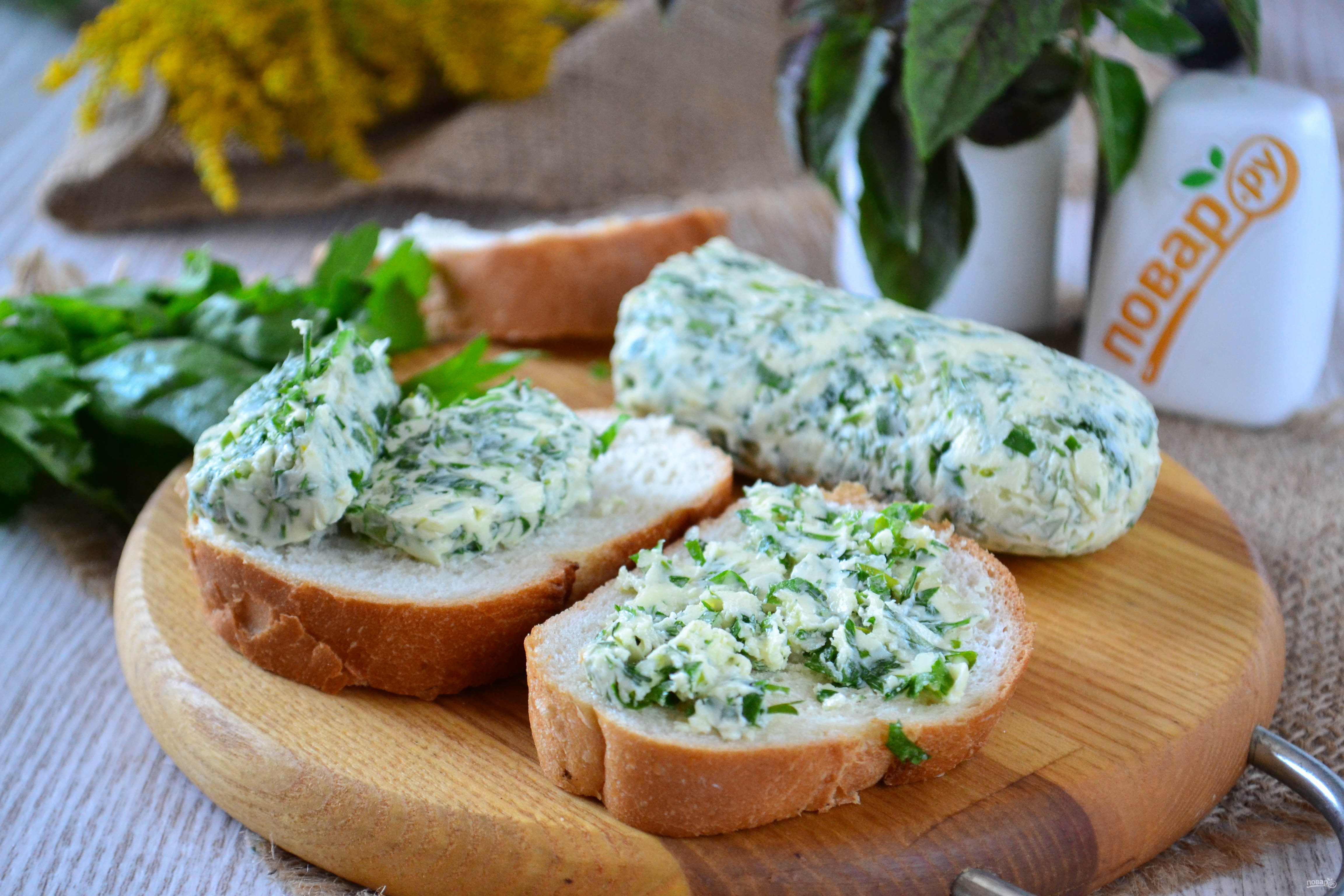 Рецепт хлеб чеснок масло. Бутерброды с зеленью. Хлеб с чесноком и зеленью. Бутерброд с сыром и зеленью. Бутерброд с маслом.