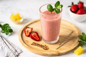 Смузи из клубники и консервированного ананаса