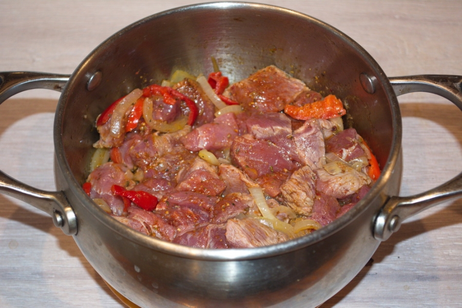 Рецепт приготовления говядины в кастрюле. Тушеное мясо. Мясо тушеное с овощами на сковороде. Говядина тушеная на сковороде. Говядина с овощами на сковороде.