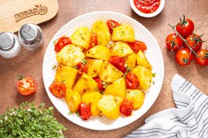 Картошка запеченная с помидорами