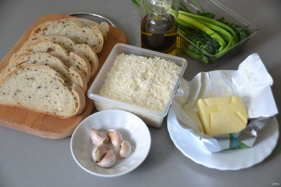 Рецепт хлеб чеснок масло. Хлеб с чесночным маслом. Хлеб с чесноком и зеленью. Хлеб брынза. Хлеб с чесночным маслом и сыром в духовке.