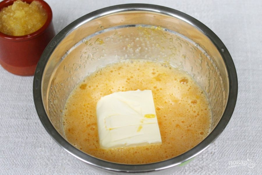 Масло сливочное - 100 г яйца - 3 шт.. Творог с медом. 100г меда. Заварной крем для медовика на молоке.