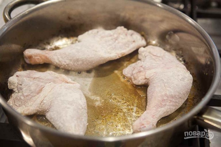 Сколько минут варится куриная. Сколько варить окорочка куриные. Куриный окорок в муке жаренный подсолнечном масле. Чем убрать сухость окорока при варке.