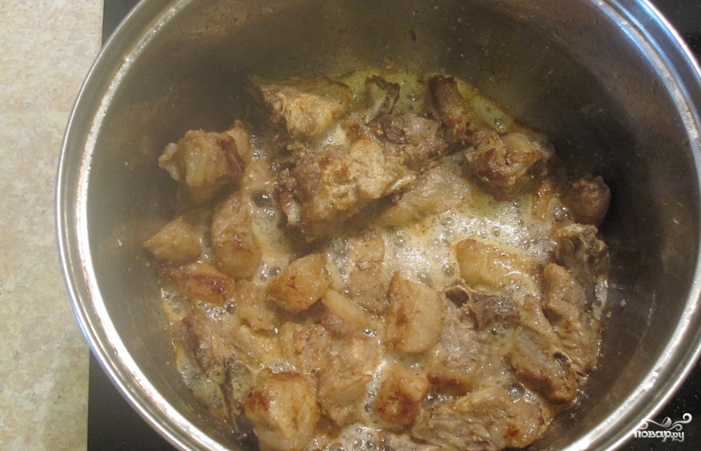 Мясо потушить вкусно в кастрюле. Тушёная свинина в кастрюле. Тушёная картошка с мясом. Картошка с мясом в кастрюле. Тушёная картошка со свининой в кастрюле.