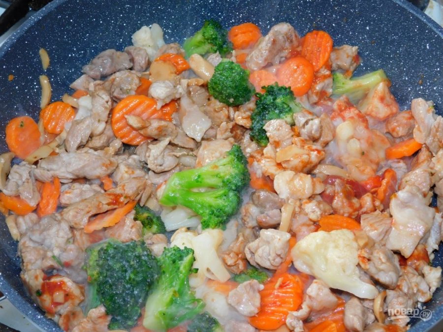 Замороженная смесь овощей как приготовить на сковороде. Овощная смесь тушеная. Тушеные замороженные овощи. Потушить замороженные овощи. Тушеная овощная смесь на сковороде.