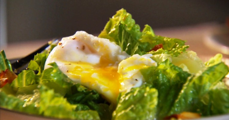 Салат с беконом и яйцом 