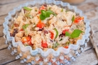 Салат с квиноа, бараньим горохом и помидорами