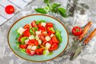 Салат с базиликом и помидорами