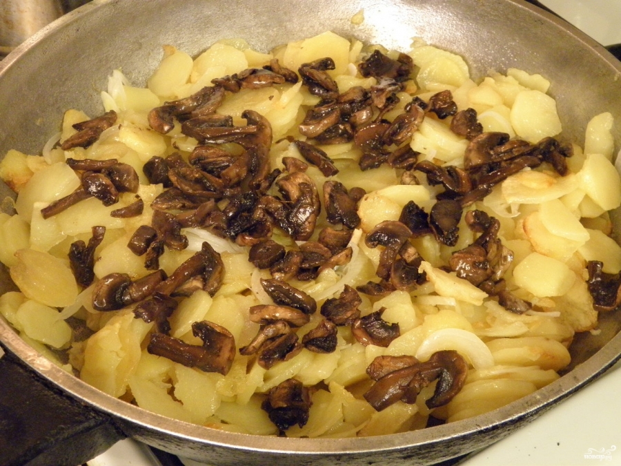 Жареные шампиньоны с луком и картошкой на сковороде рецепт с фото