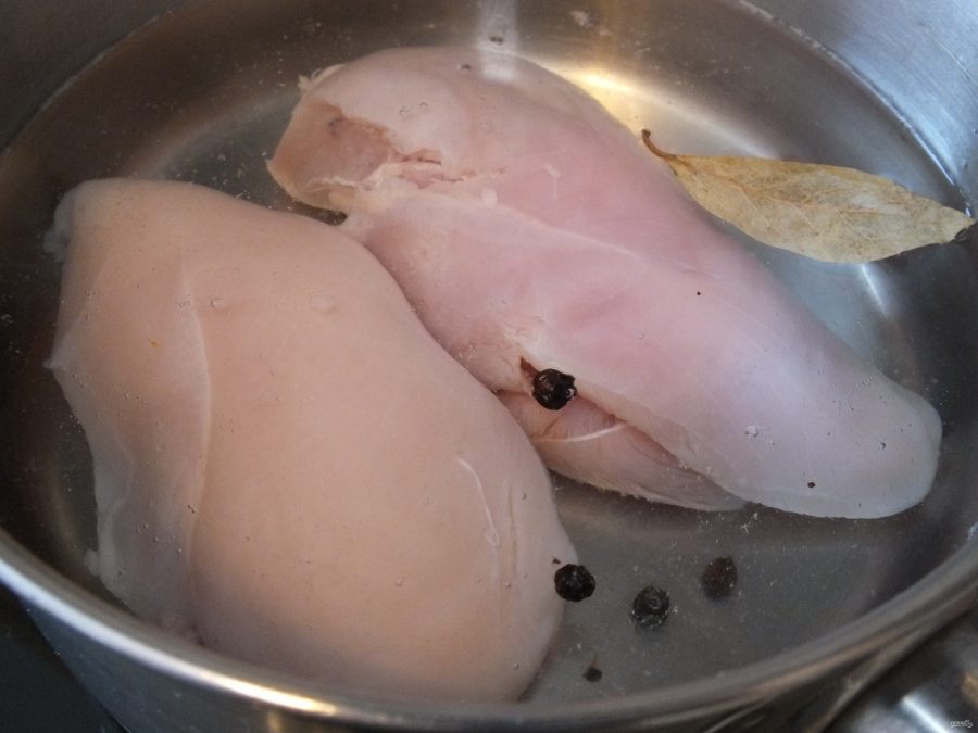 Сколько времени варить кур грудку. Филе курицы варится. Варка куриного филе. Отварить филе. Куриная грудка варится по времени.