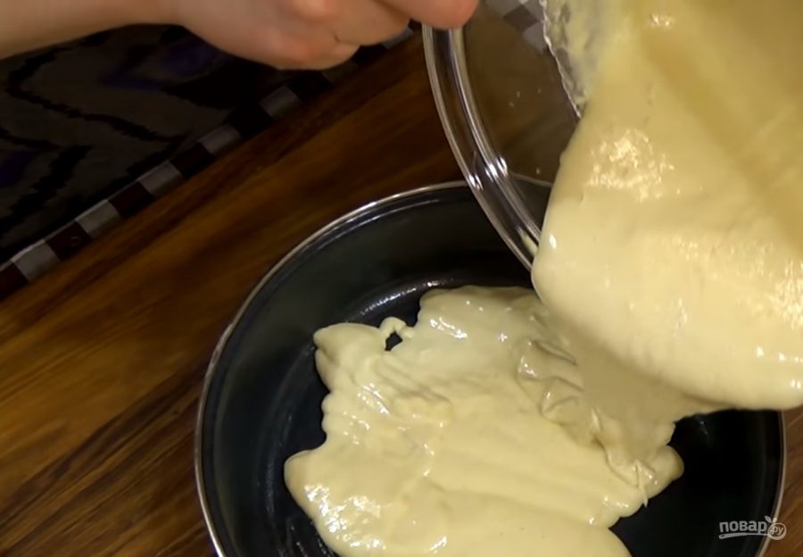 Выпечка смазанная молоком фото. Пирожки смазанные молоком. Смазать пирог молоком. Вылить тесто в форму.
