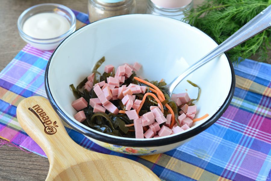Салат с морской капустой и колбасой