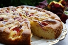 Пирог с яблоками и клубникой