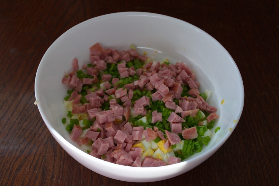 Простой салат на скорую руку с колбасой