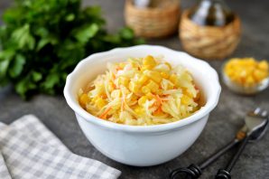Салат с пикантной капустой и кукурузой