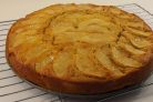 "Шарлотка" с яблоками и сметаной