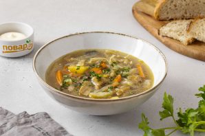 Постные щи из свежей капусты с сушеными грибами