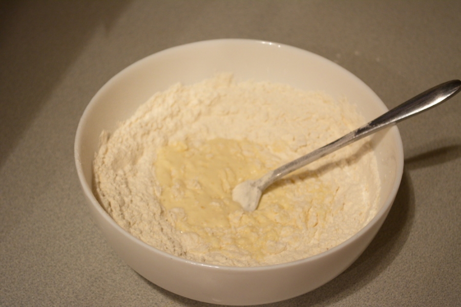 Рецепт теста маргарин и сметана. Сыр мука яйцо разрыхлитель зелень. Добавить в замес теста зелень. Можно ли в Песочном тесте заменить маргарин на сметану.