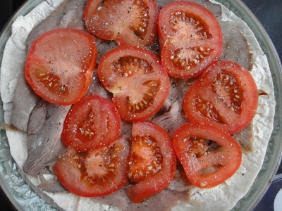 Говядина, запеченная в духовке с сыром и помидорами