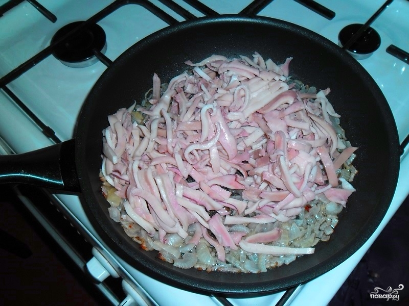 Кальмар рецепт на сковороде простой. Тушёные кальмары с майонезом и луком. Сколько готовить кальмары на сковороде.