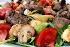 Теплый салат с куриной печенью и помидорами