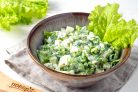 Cалат с листьями салата и яйцом