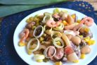Салат из морепродуктов с фасолью, кукурузой и каперсами