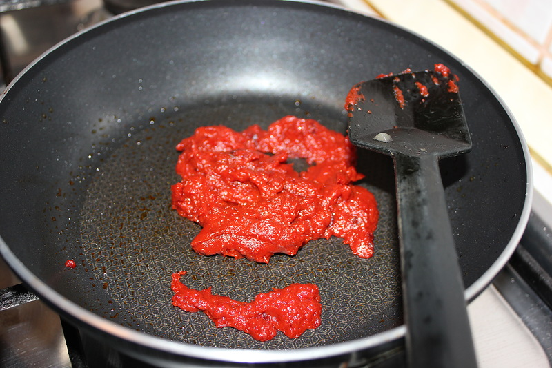 Печень на сковороде с томатной пастой. Масло жареное в сковороде с томатной пастой.