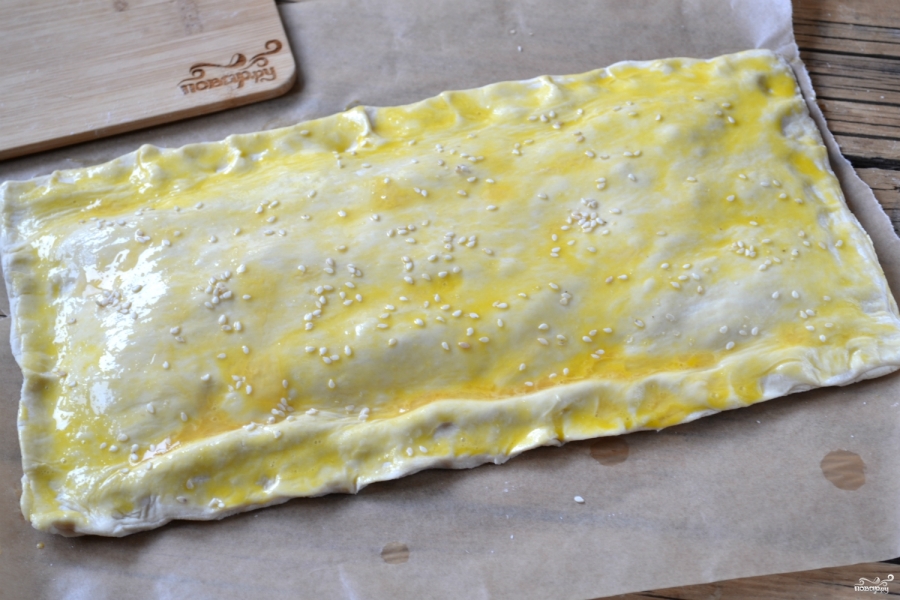 Рецепты из замороженного дрожжевого теста в духовке. Слоеный сырный пирог. Сырный пирог из слоеного теста. Слоеные пироги как скрепить. Тесто листовое дрожжевое замороженное рецепты с фото.