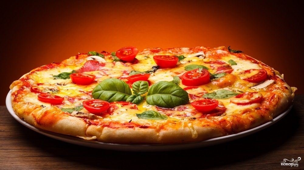 Рецепт Пицца в домашних условиях с колбасой, сыром и помидорами