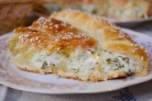 Слоеный пирог с сыром и зеленью