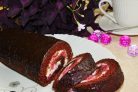 Шоколадный рулет с творогом и малиной