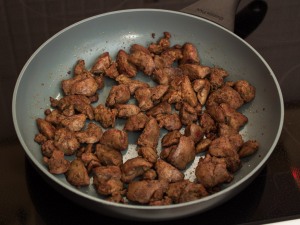 Рецепт Салат с куриной печенью и помидорами