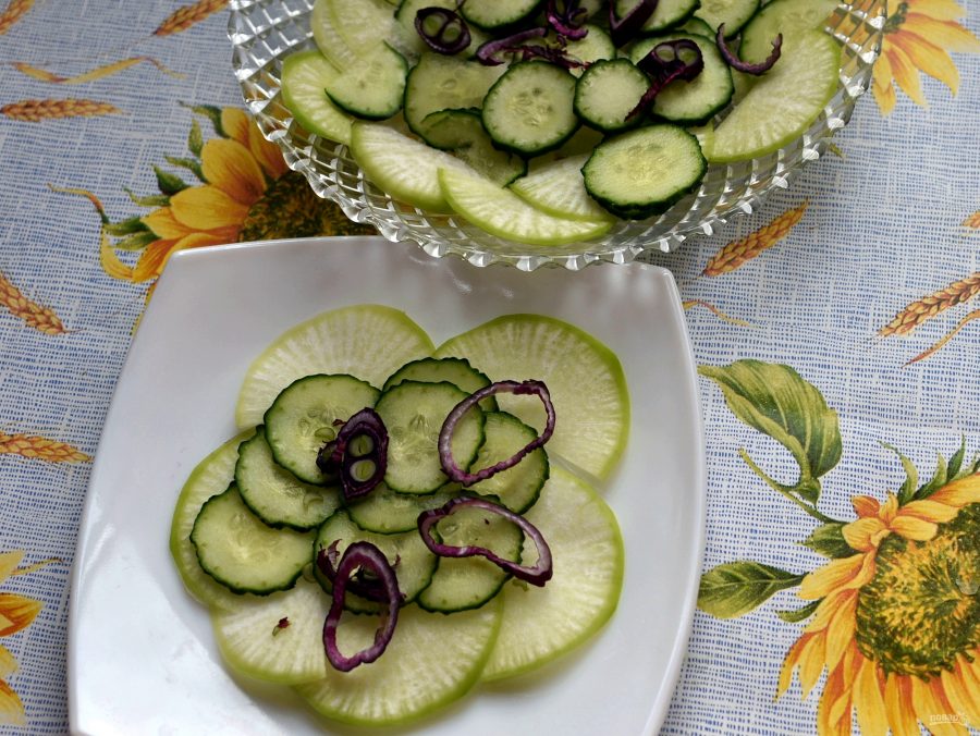 Салат из языка с овощами и острой заправкой