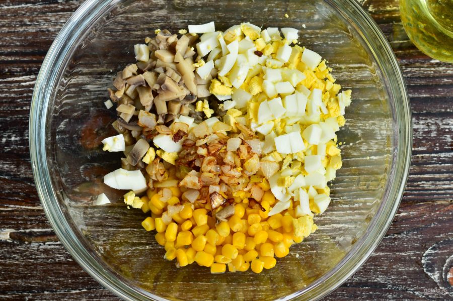 Салат из консервированных шампиньонов и кукурузы