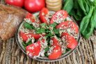 Салат из помидоров с кунжутом, семечками и семенами льна