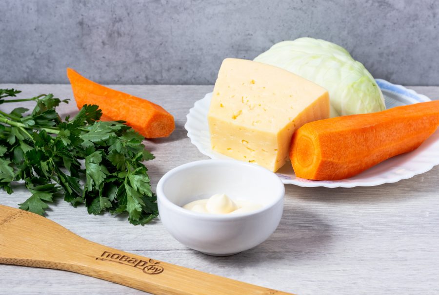 Салат из капусты с сыром и морковью