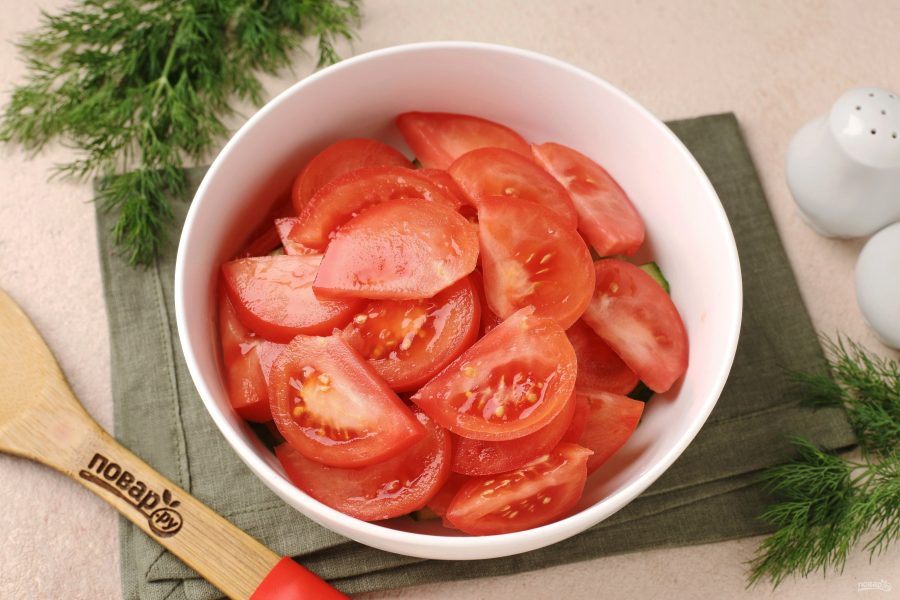 Салат из помидоров с огурцом и луком