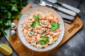 Салат с курицей и маринованными шампиньонами