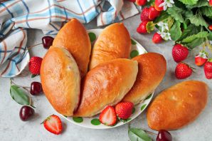Пирожки с вишней и клубникой