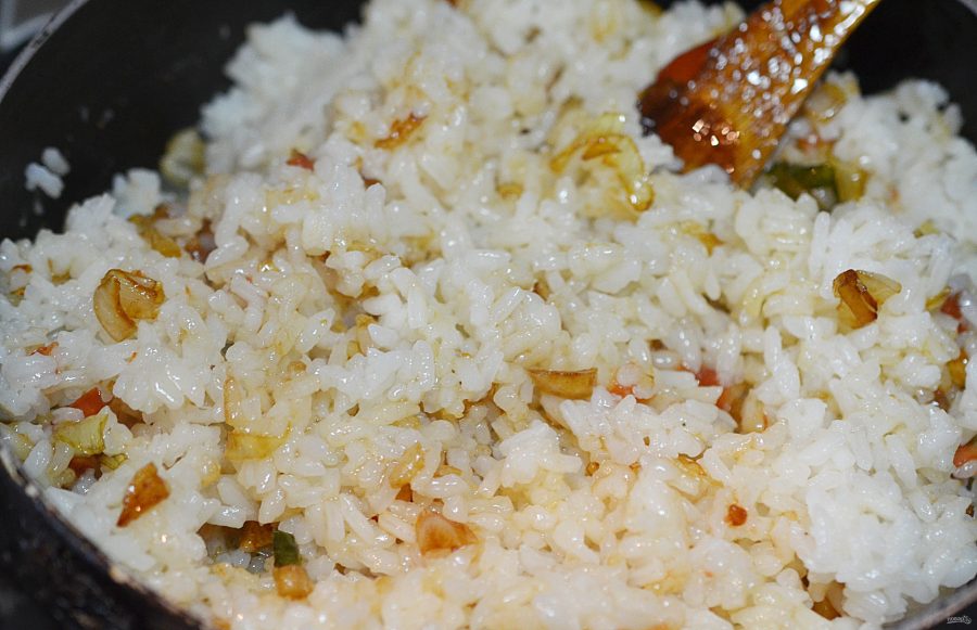 Жарено вареный рис. Кхау пхат. Жареный рассыпчатый рис. Рассыпчатый рис обжарить с яйцом. Жареный вареный рис хрустящий.