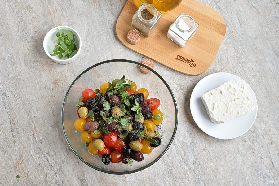 Греческий салат из помидоров черри