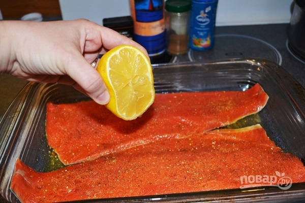 Красная рыба с морковью и луком
