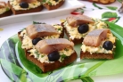 Гренки с яйцом и селедкой
