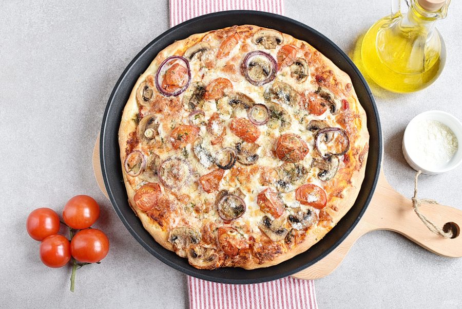 Пицца с грибами пошаговый рецепт. Пицца с шампиньонами рецепт. Как приготовить шампиньоны для пиццы. Рецепт пиццы с грибами в духовке. Как готовить пиццу из шампиньонов.